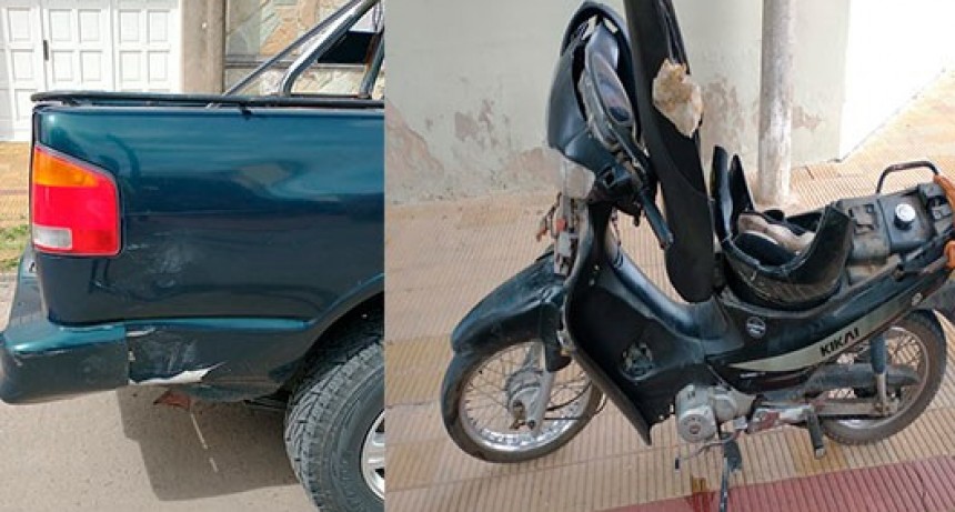 Dos motociclistas impactaron contra una camioneta