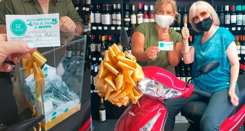 Autoservicio La Nueva Esquina entregó la moto del sorteo a la ganadora