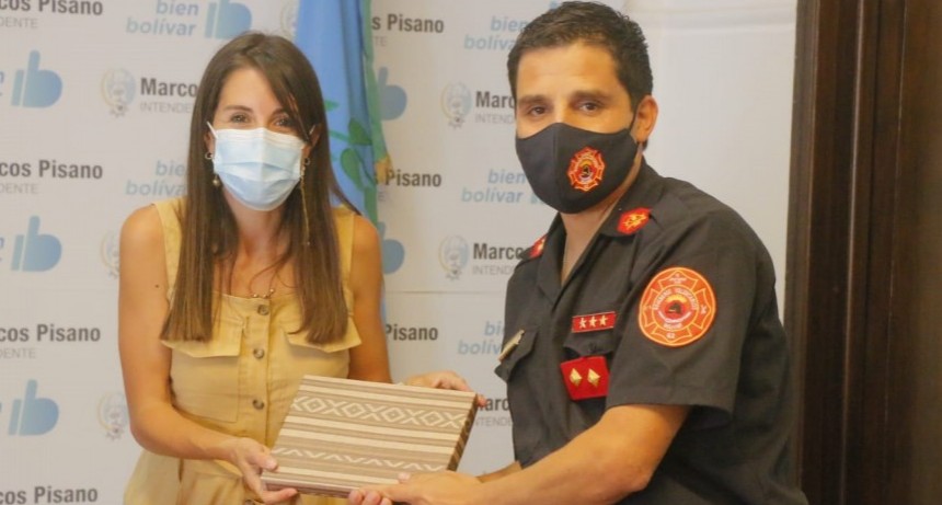 La intendenta interina María Laura Rodríguez recibió al bombero voluntario Franco Rojas, quien fue brigadista en los incendios de Neuquén