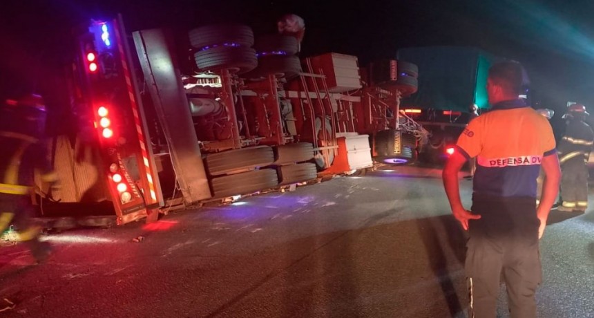Se registró el vuelco de un acoplado en el acceso Pedro Barnetche