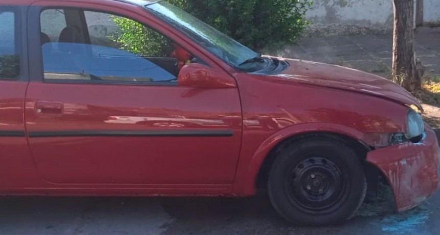 Bomberos asisti&oacute; al principio de incendio en un veh&iacute;culo