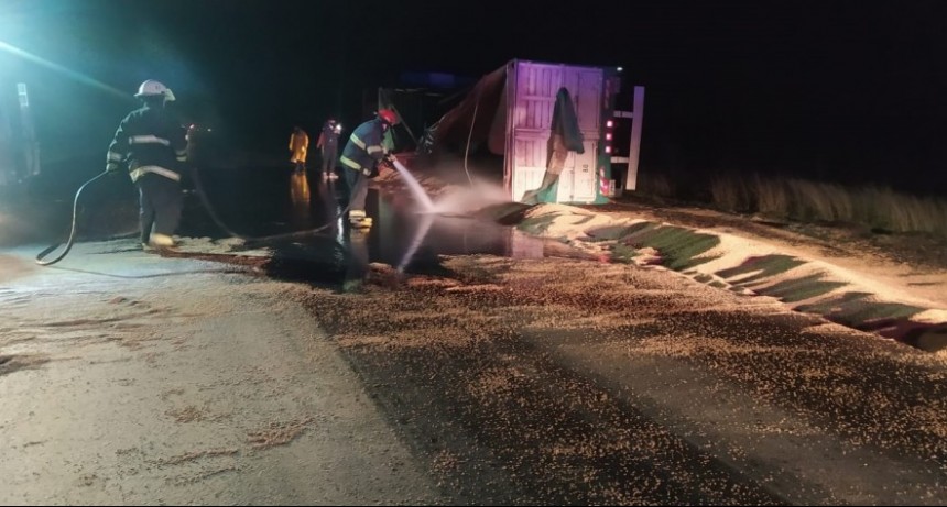 Volc&oacute; un cami&oacute;n cargado de cereal
