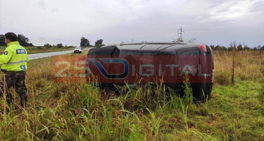 Vuelco de un automóvil Volkswagen Gol en Ruta N° 51: sin lesiones de gravedad