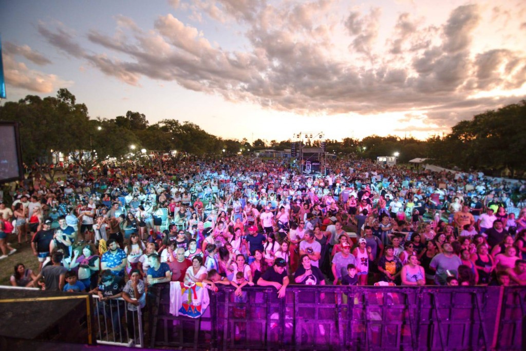Rodrigo Tapari y Los Caligaris deslumbraron a su público en Cochicó