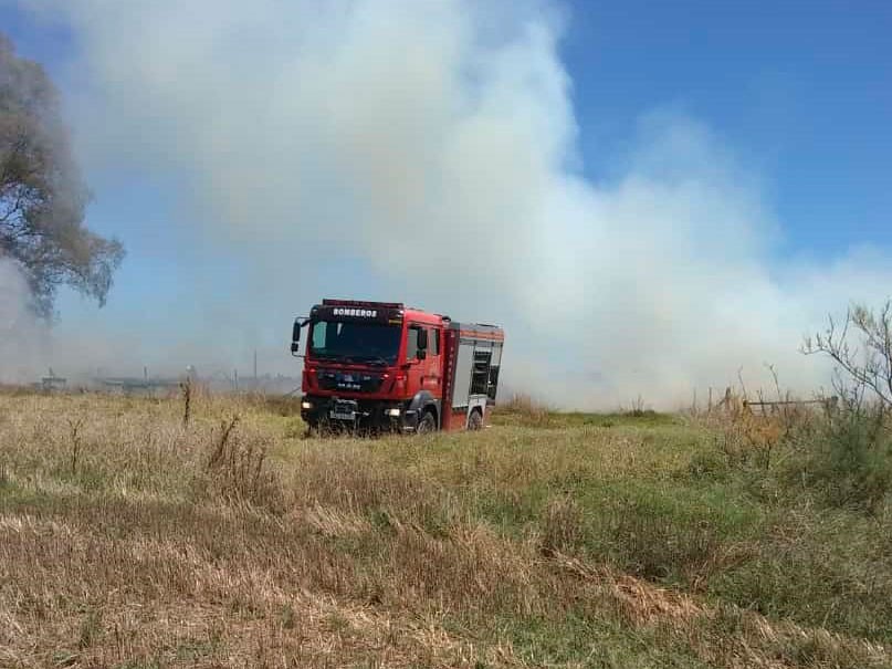 Trabajaron en la extinción de pastos naturales en el establecimiento de la familia Apesteguía