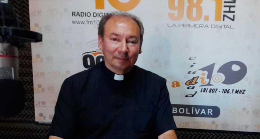 El padre Mauricio Scoltore visitó los estudios de FM 10 y contó cómo finalmente se llegó entregar las 300 cajas navideñas en nochebuena