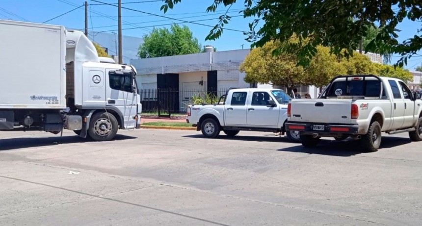 Impacto entre dos camionetas en la esquina de Castelli y Palavecino