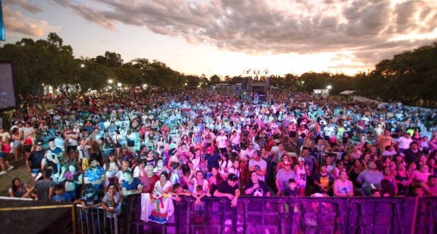 Rodrigo Tapari y Los Caligaris deslumbraron a su público en Cochicó