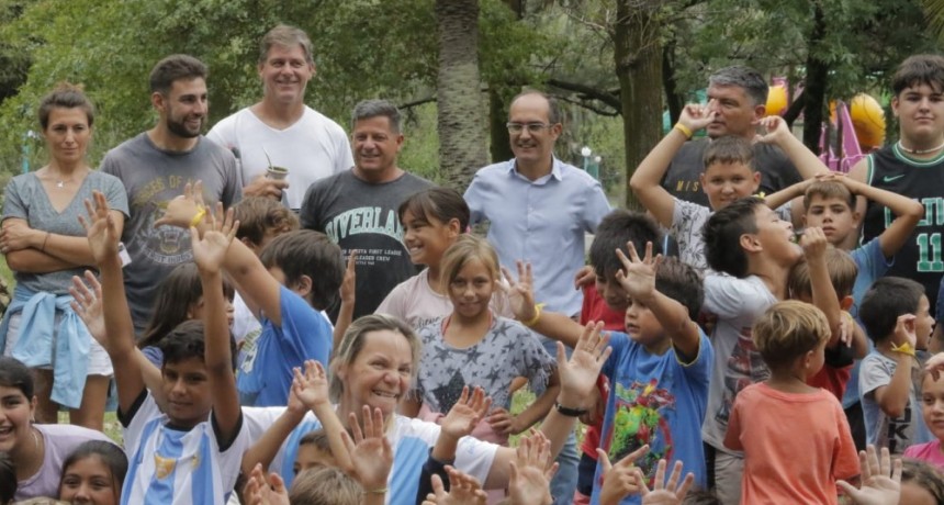 El Intendente Pisano acompañó el cierre de las Escuelas Abiertas de Verano, FM 10 estuvo en el Parque Las Acollaradas y recogió testimonios