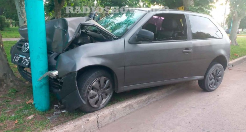 Un conductor impactó contra una columna de alumbrado público