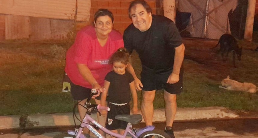 Sadira tiene su bicicleta gracias a la solidaridad de los oyentes de FM 10 y la recibió en la tarde-noche de este sábado