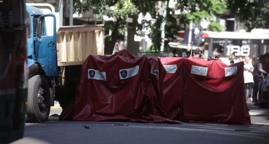 Viajaban sueltos en la caja de en un camión, y murieron al salir despedidos