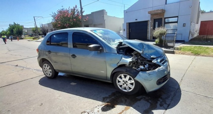 Un conductor impactó con su auto a un vehículo que se encontraba estacionado en la vía pública