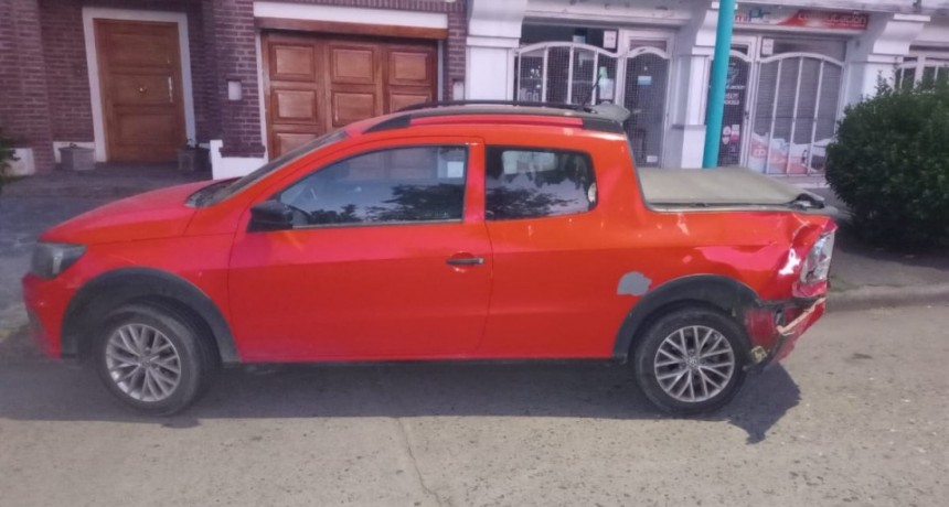 Un conductor impactó contra una camioneta estacionada 