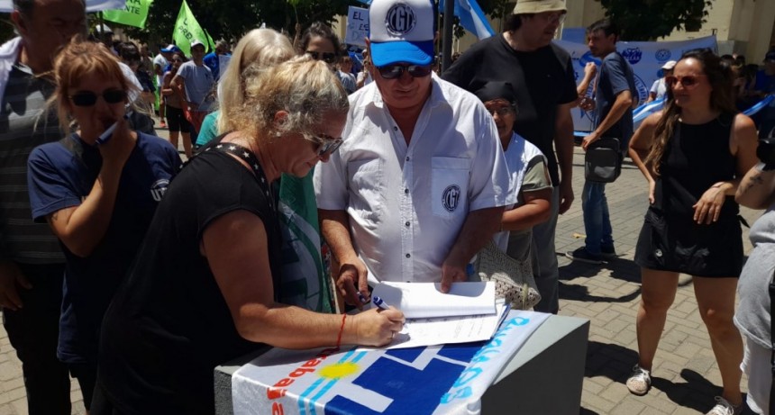 Bolívar se manifestó contra el DNU y la Ley Omnibus del Gobierno Nacional