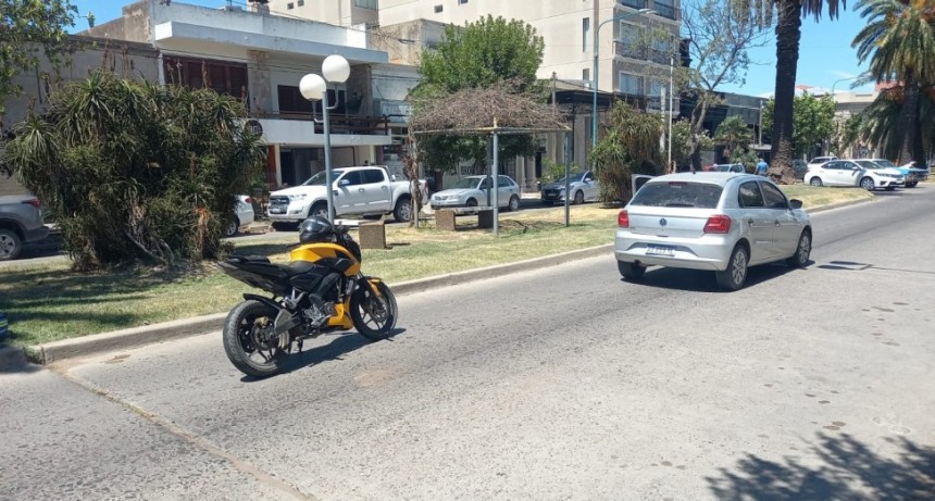 Un motociclista fue trasladado al hospital con criterio preventivo, tras el toque con un vehículo