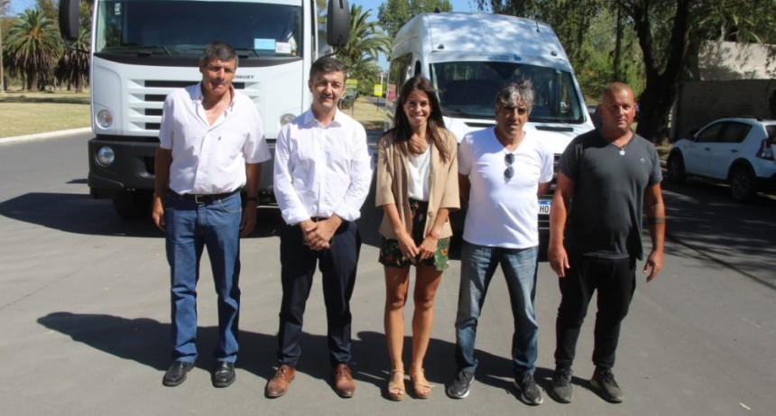 María Laura Rodríguez y Javier Erreca, presentaron dos nuevos vehículos que se suman al Parque Automotor Municipal