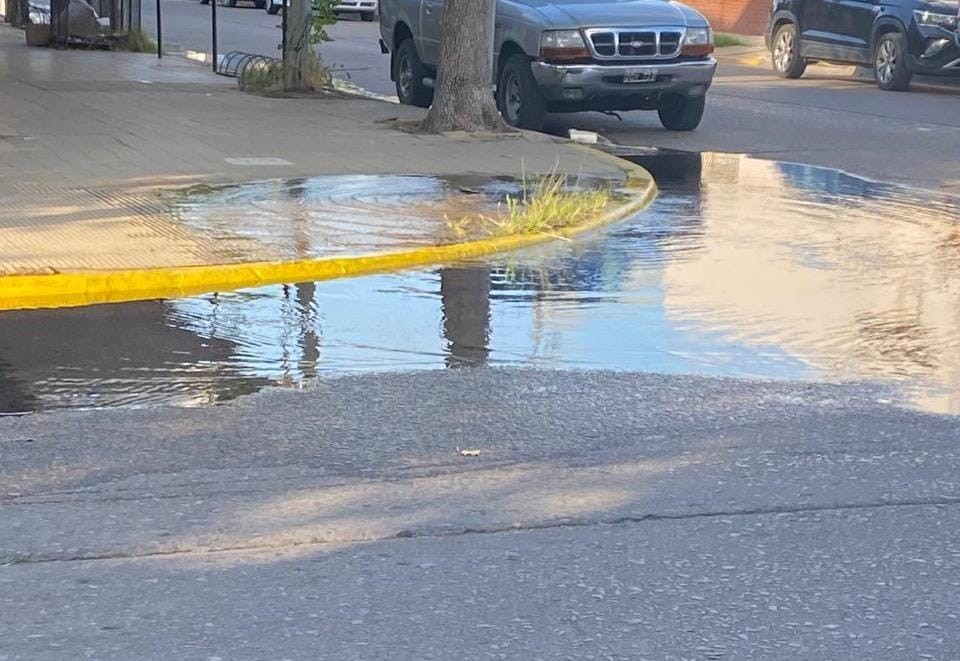 Obras Sanitarias informa a la comunidad que se encuentra realizando tareas de purga y limpieza de cañerías de la red de agua potable