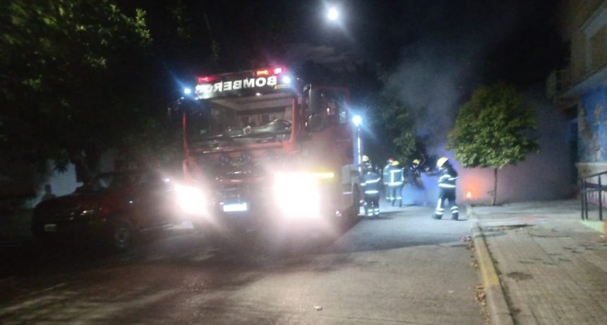 Bomberos Voluntarios trabajaron en la extinción del incendio de un contenedor de residuos secos en calle Balcarce