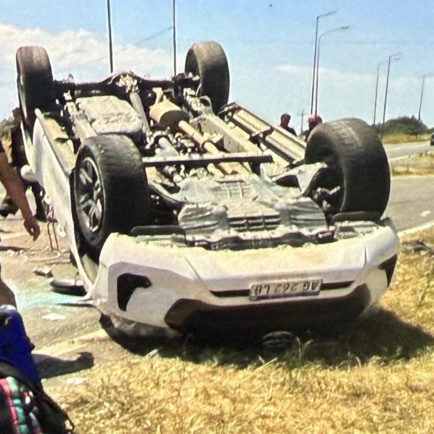 Ruta 65 y Acceso Pedro Barnetche: vuelco de una camioneta