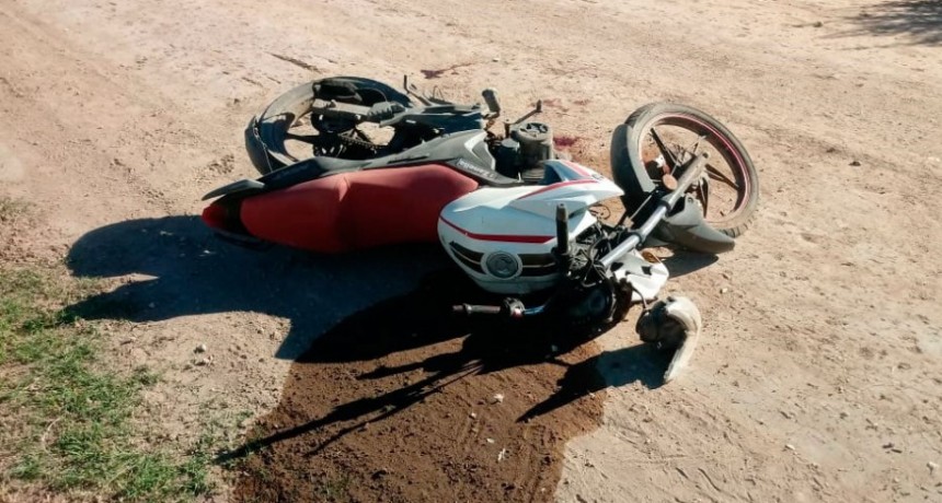 Un joven fue hospitalizado con graves lesiones a raíz de un accidente en un camino rural