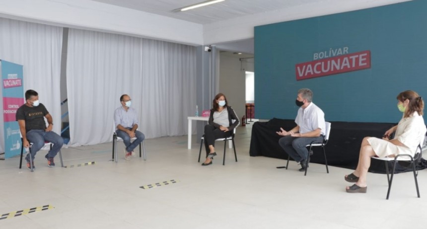  El intendente Pisano se reunió en el centro vacunatorio con autoridades locales de educación