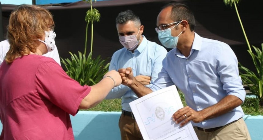 Pisano y Girard entregaron 111 escrituras a vecinos de Bolívar