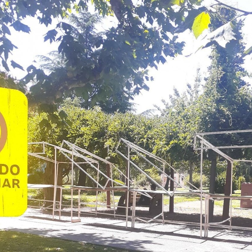 Comenzamos a pagar los costos de la extensión de horarios en nocturnidad, dañaron las casetas de los artesanos en plaza Alsina