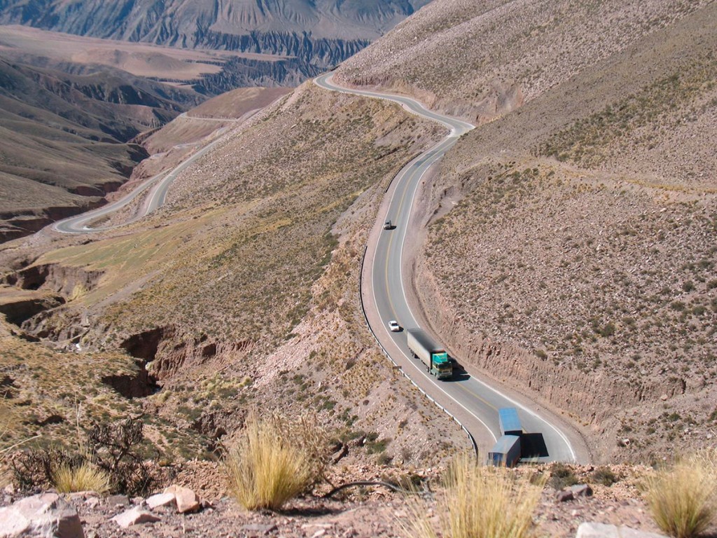 Conducir seguro en la montaña, en curvas y pendientes, exige del conductor especial atención