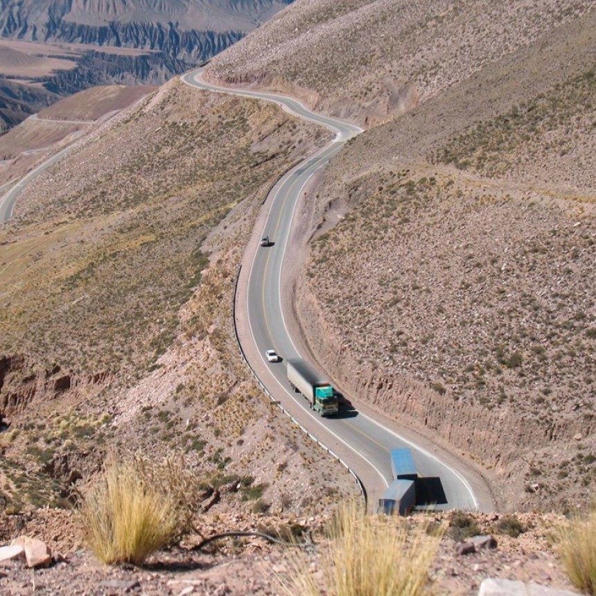 Conducir seguro en la montaña, en curvas y pendientes, exige del conductor especial atención
