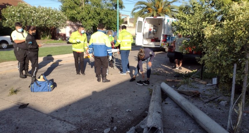 Un conductor impactó contra una columna este domingo