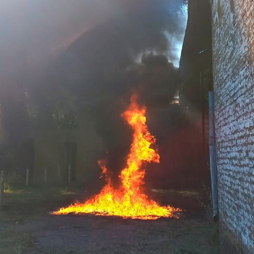 Incendio de residuos en planta de silo ubicada en avenida Mariano Unzué y Báez, de Barrio Parque