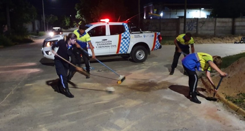El equipo de  trabajo de Defensa Civil limpió un derrame de arena que generaba riesgos a conductores ocasionales