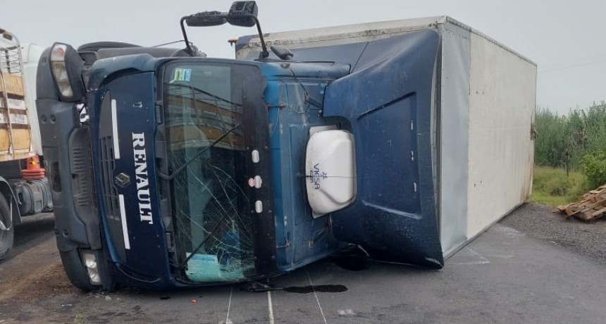 Esta madrugada, volcó un camión en ruta provincial 65, sentido a 9 de Julio a la altura de “Los 4 Vientos”