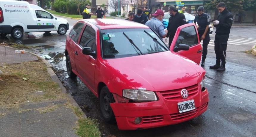 Un vehículo impactó contra un árbol en Brown y Avellaneda