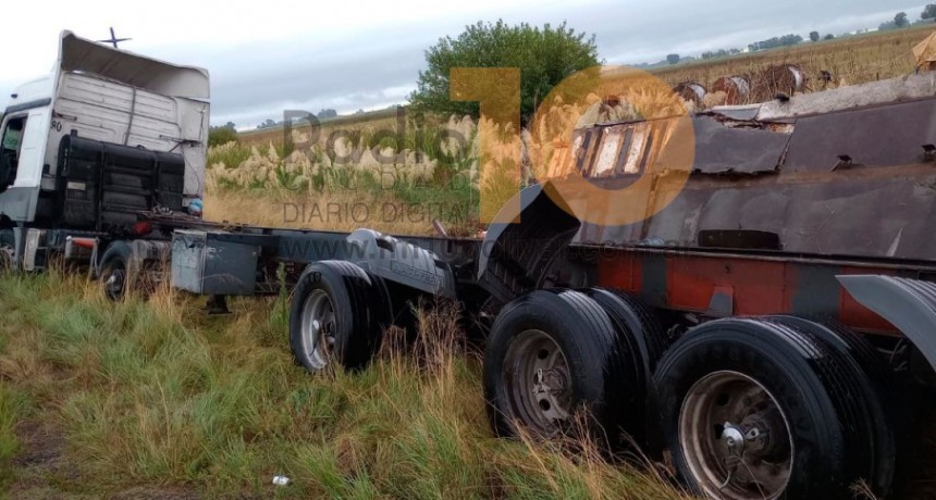 Se desenganchó un Semi y perdió parte de su carga