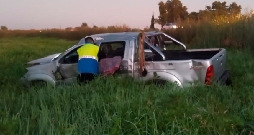 Ruta 226: Despiste y vuelco de una camioneta con dos ocupantes, intervino una ambulancia del SAME Bolívar