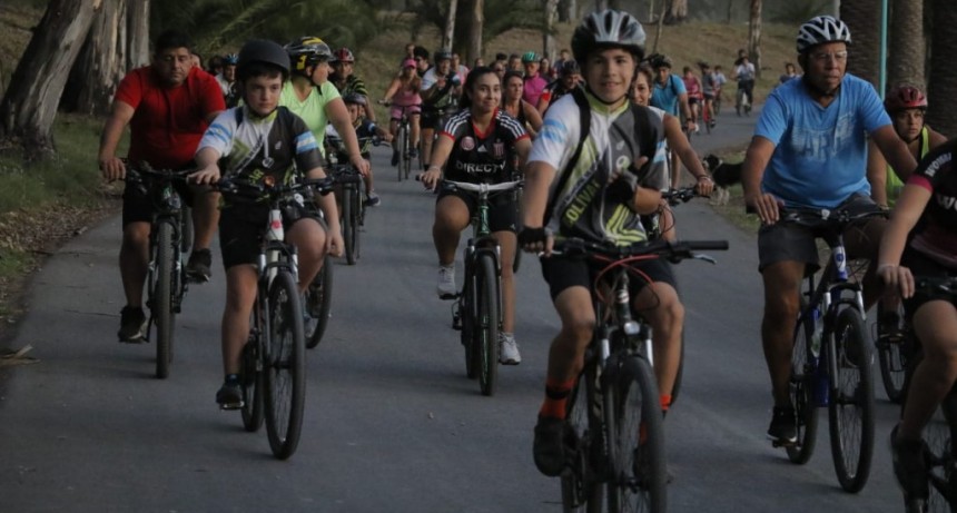 Más de 50 personas disfrutaron de la bicicleteada nocturna organizada por la Municipalidad 