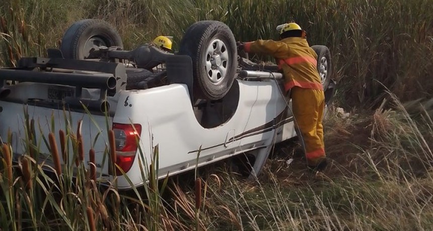Bomberos Voluntarios de Pirovano asisti&oacute; a un vuelco este domingo