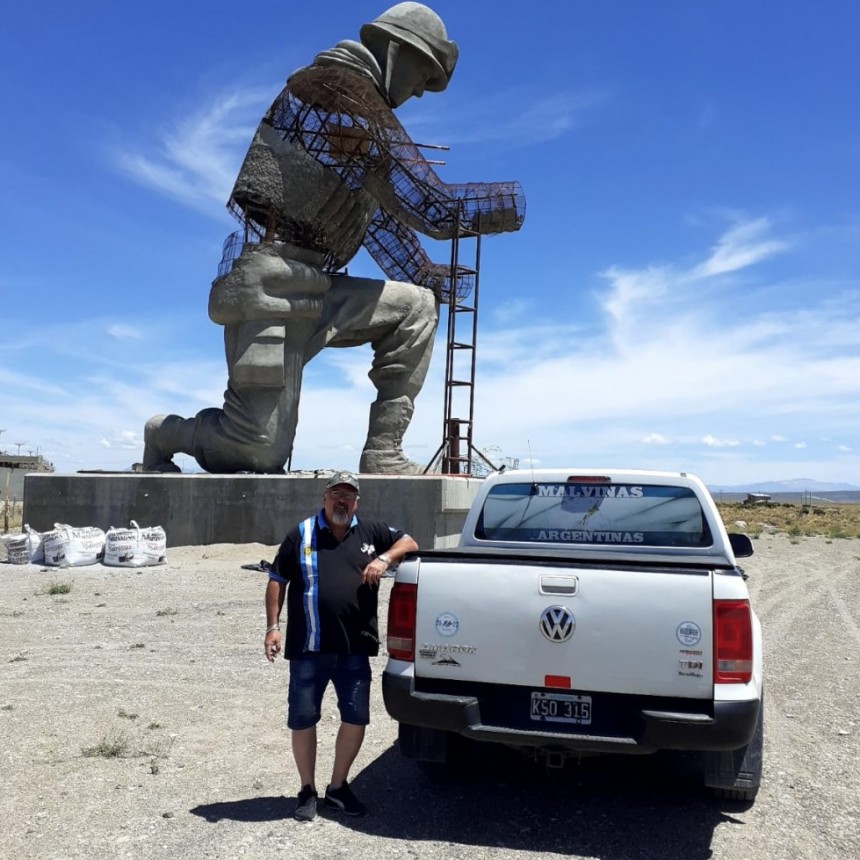 El Excombatiente Fabi&aacute;n Sgarlatta viaj&oacute; m&aacute;s de 1000 kil&oacute;metros para conocer el monumento al soldado en Zapala