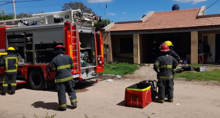 Bomberos Voluntarios trabajaron para extinguir un incendio en una vivienda en barrio María del Carmen, no hubo heridos