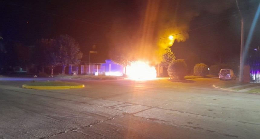 Se incendió una Renault Logan y Bomberos Voluntarios extinguieron, hablamos con Carlos Lemos