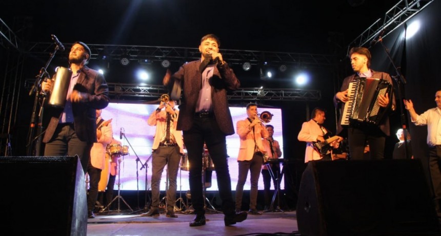 Pirovano Canta 2025: Los Palmae cerraron el festival con un marco excelente y masivo de público en la localidad