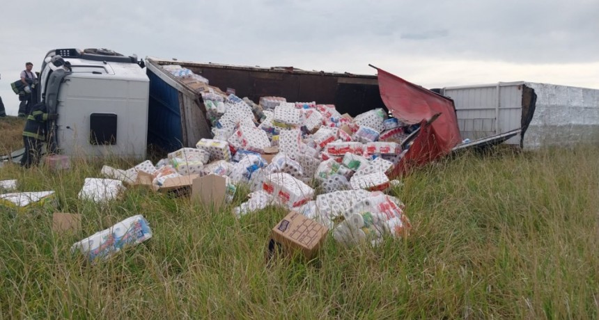 Ruta 205: Vuelco de un camión que transportaba productos de limpieza y sanidad, en FM 10 hablamos con Jésica Martínez del Cuerpo de Bomberos Voluntarios