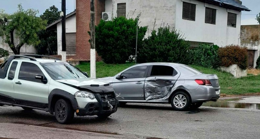 Fuerte impacto entre dos vehículos en la intersección de avenida Rivadavia y calle Malvinas Argentinas