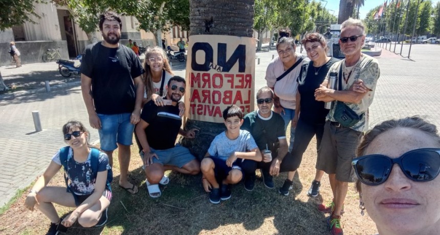 Movilización al Centro Cívico de Bolívar: se manifestaron un grupo de militantes de izquierda y dejaron un mensaje contra la Reforma Laboral