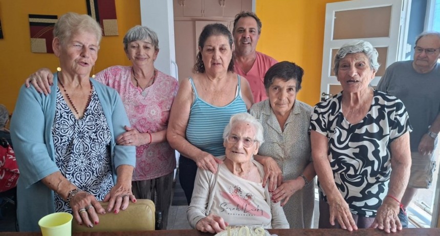 Matilde Urrutia festejó 103 años con su familia