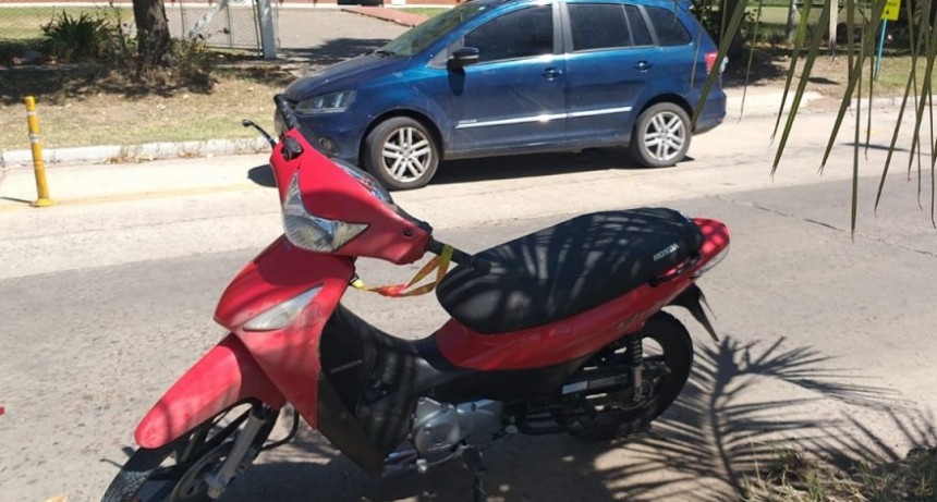 Un joven motociclista fue hospitalizado con golpes y excoriaciones leves a raíz de un impacto