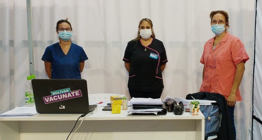 Mónica Piñel: “Nosotras queremos vacunar, no nos importa no tener descanso y quedarnos varios días en este lugar de trabajo”