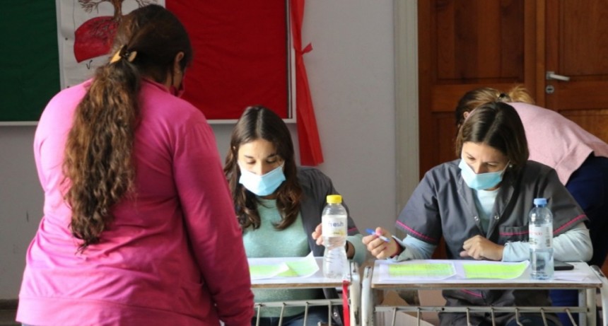 En diferentes barrios de la ciudad la Dirección de Desarrollo de la Comunidad comenzó con la entrega de kits escolares 